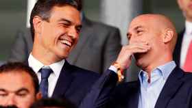 Pedro Sánchez y Luis Rubiales intercambian alguna confesión entre risas