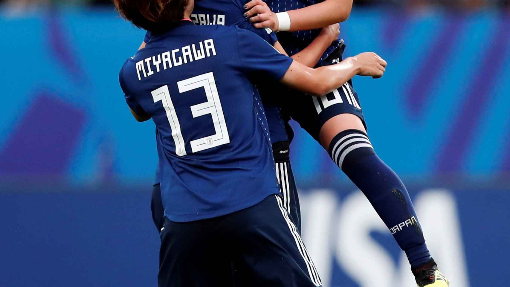 Futbolistas japonesas celebrando uno de sus goles ante España