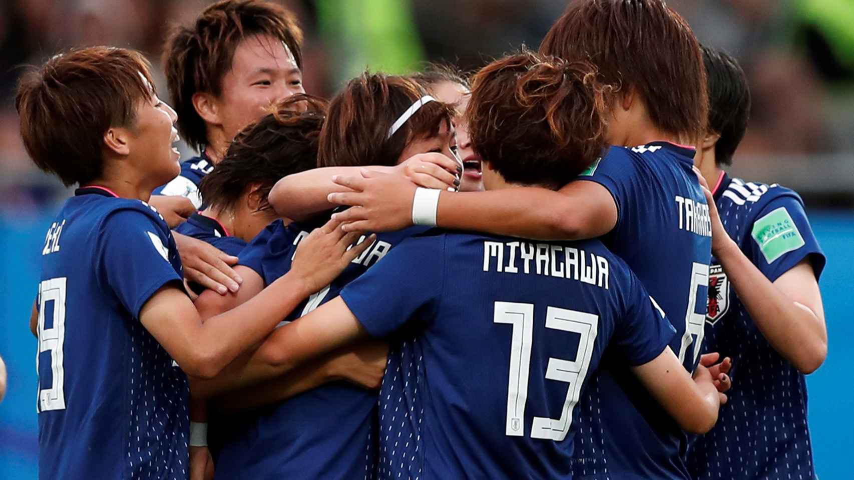 La selección japonesa celebrando el gol de Nagano