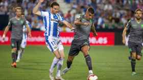 Theo conduce el balón ante Eraso en el Leganés - Real Sociedad de La Liga