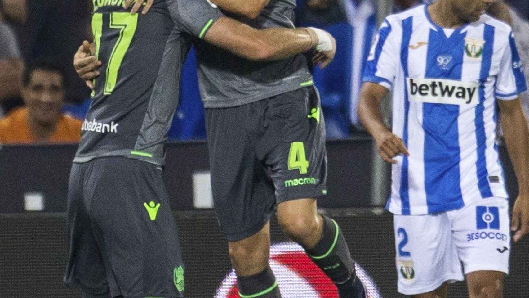 Zurutuza e Illarramendi se abrazan tras marcar un gol en el Leganés - Real Sociedad