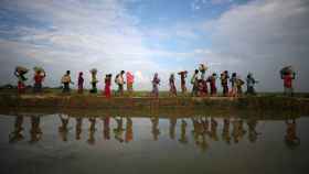 Los refugiados rohingya continúan su camino después de cruzar de Myanmar a Palang Khali.