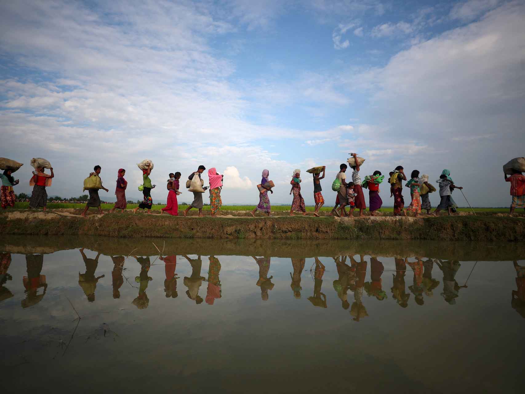 Los refugiados rohingya continúan su camino después de cruzar de Myanmar a Palang Khali.