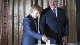 Los Lukashenko votando en las elecciones de 2015