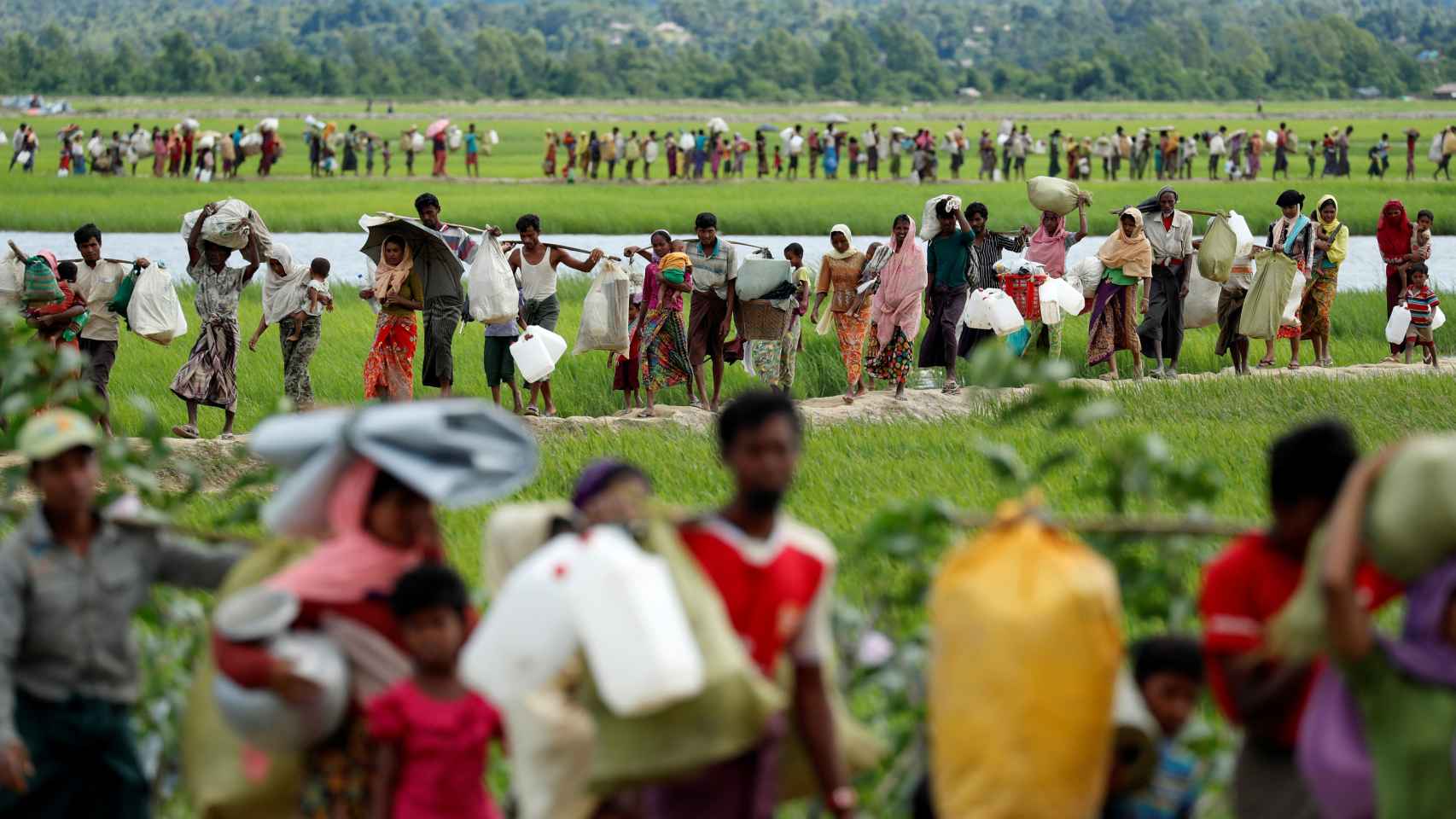 Los refugiados rohingya tras recibir el permiso del ejército de Bangladesh para pasar a Palang Khali.