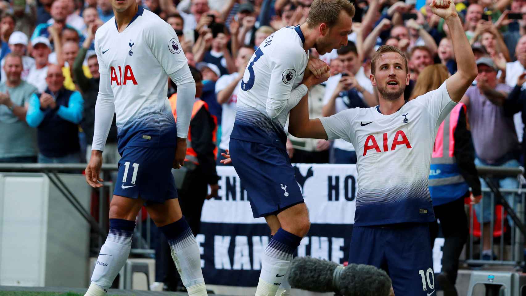 Eriksen celebra con Kane el gol del Tottenham