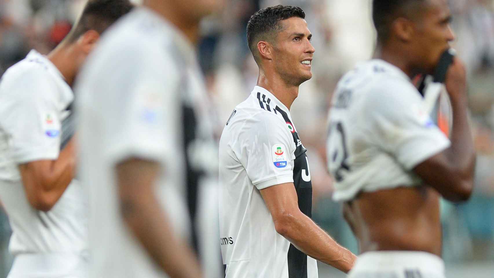 Cristiano, rodeado de compañeros en la Juventus