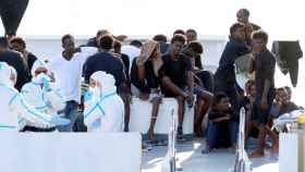 Inmigrantes esperan a bordo del barco 'Diciotti', en el puerto de Catania (Italia).
