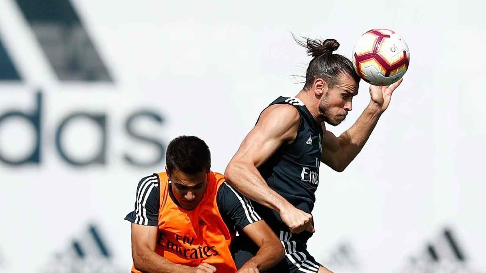 Bale y Reguilón peleando un balón en el entrenamiento del Madrid
