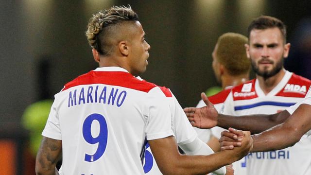 Mariano Díaz celebrando un gol con el Lyon