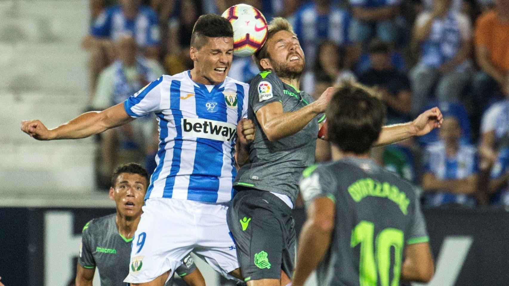 Carrillo e Illarramendi disputan un balón aéreo en el Leganés - Real Sociedad