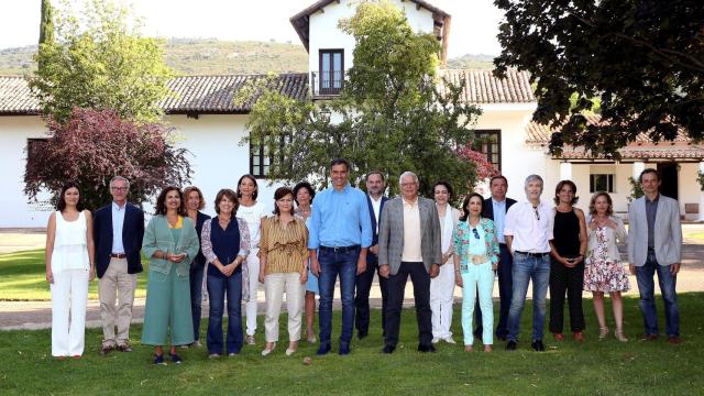 Pedro Sánchez junto a sus 17 ministros en Quintos de Mora. De izquierda a derecha: Carmen Montón, ministra de Sanidad, José Guirao, de Cultura, María Jesús Montero, de Hacienda, Meritxell Batet, de Política Territorial y Función   Pública, Dolores Delgado, de Justicia, Reyes Maroto, de Industria, Carmen Calvo, vicepresidencia e Igualdad, Isabel Celaá, de Educación, Pedro Sánchez, presidente, José Luis   Ábalos, de Fomento, Josep Borrell, de Exteriores, Magdalena Valerio, de Trabajo, Margarita Ribles, de Defensa, Luis Planas, de Pesca y Agricultura, Fernando Grande-Marlaska, de   Interior, Teresa Ribera, de Transición Ecológica, Nadia Calviño, de Economía, y Pedro Duque, de Ciencia y Tecnología.