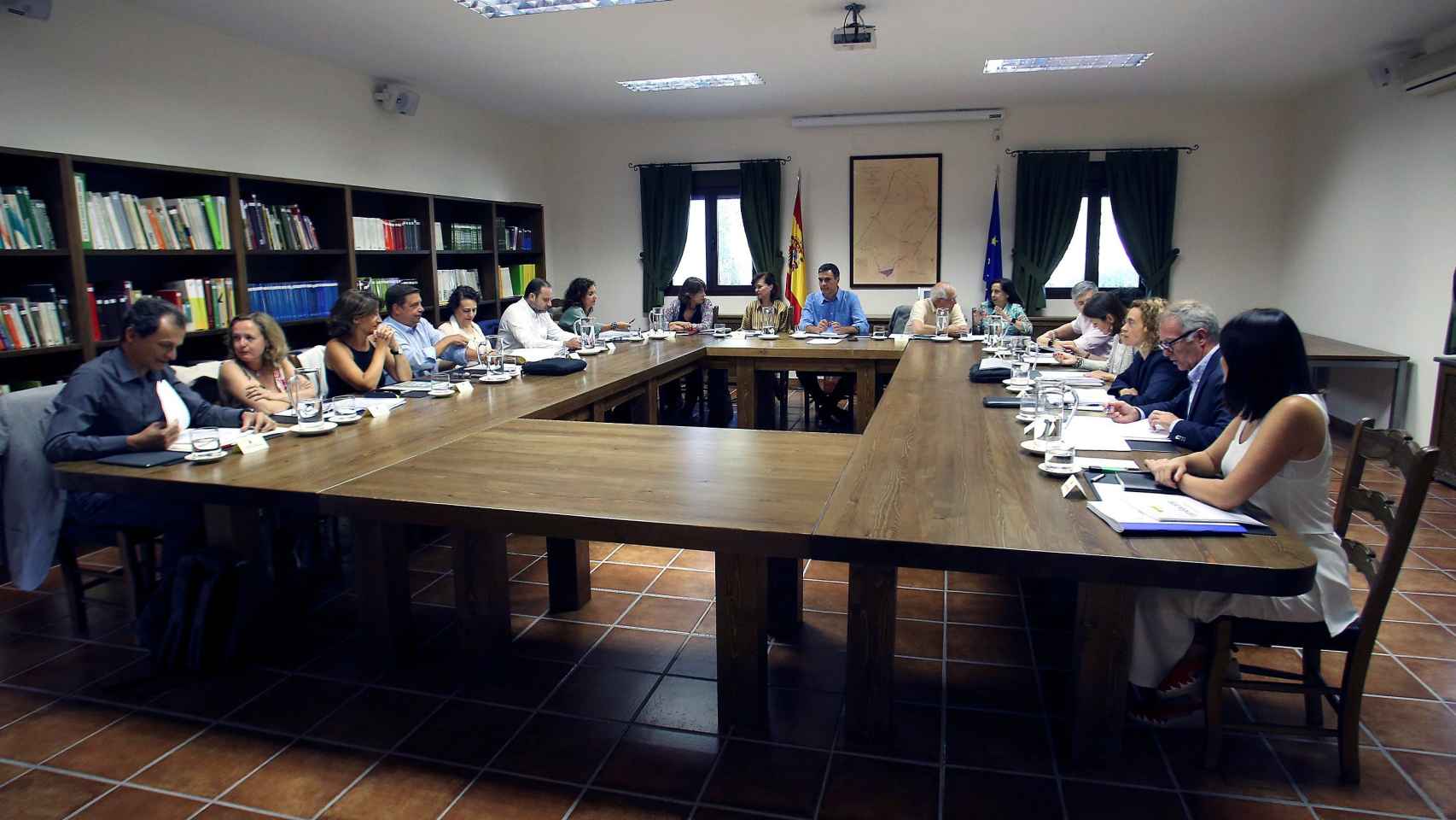 Mesa de trabajo de Pedro Sánchez y sus ministros en Los Yébenes.