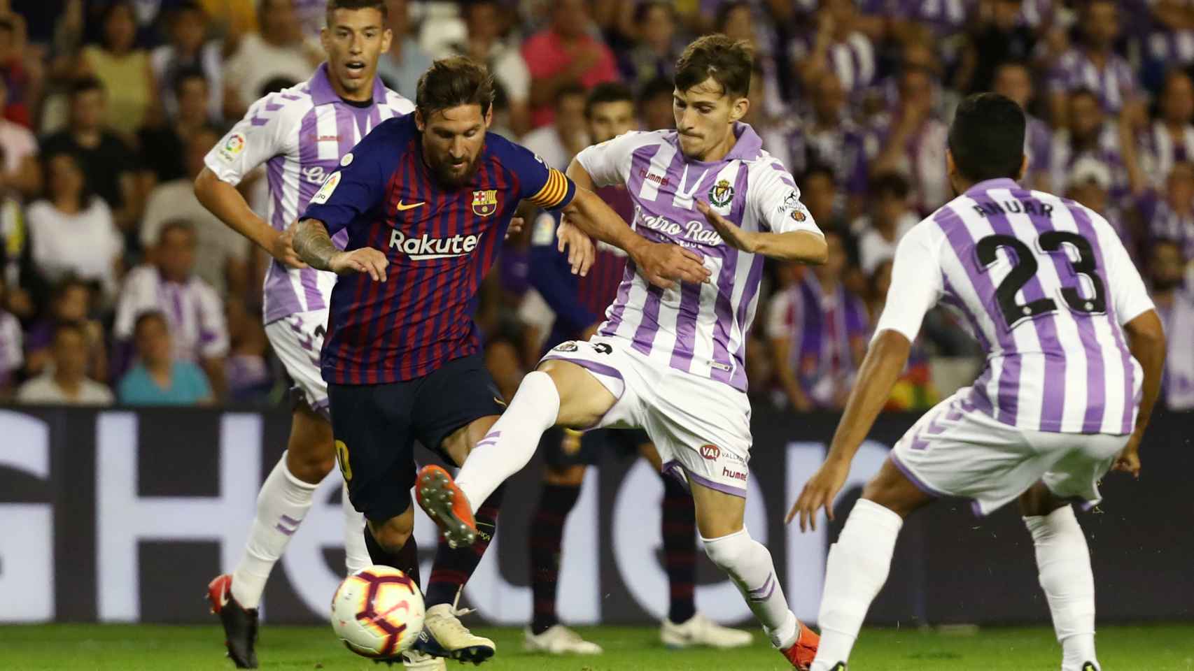 Leo Messi trata de regatear a varios jugadores del Valladolid