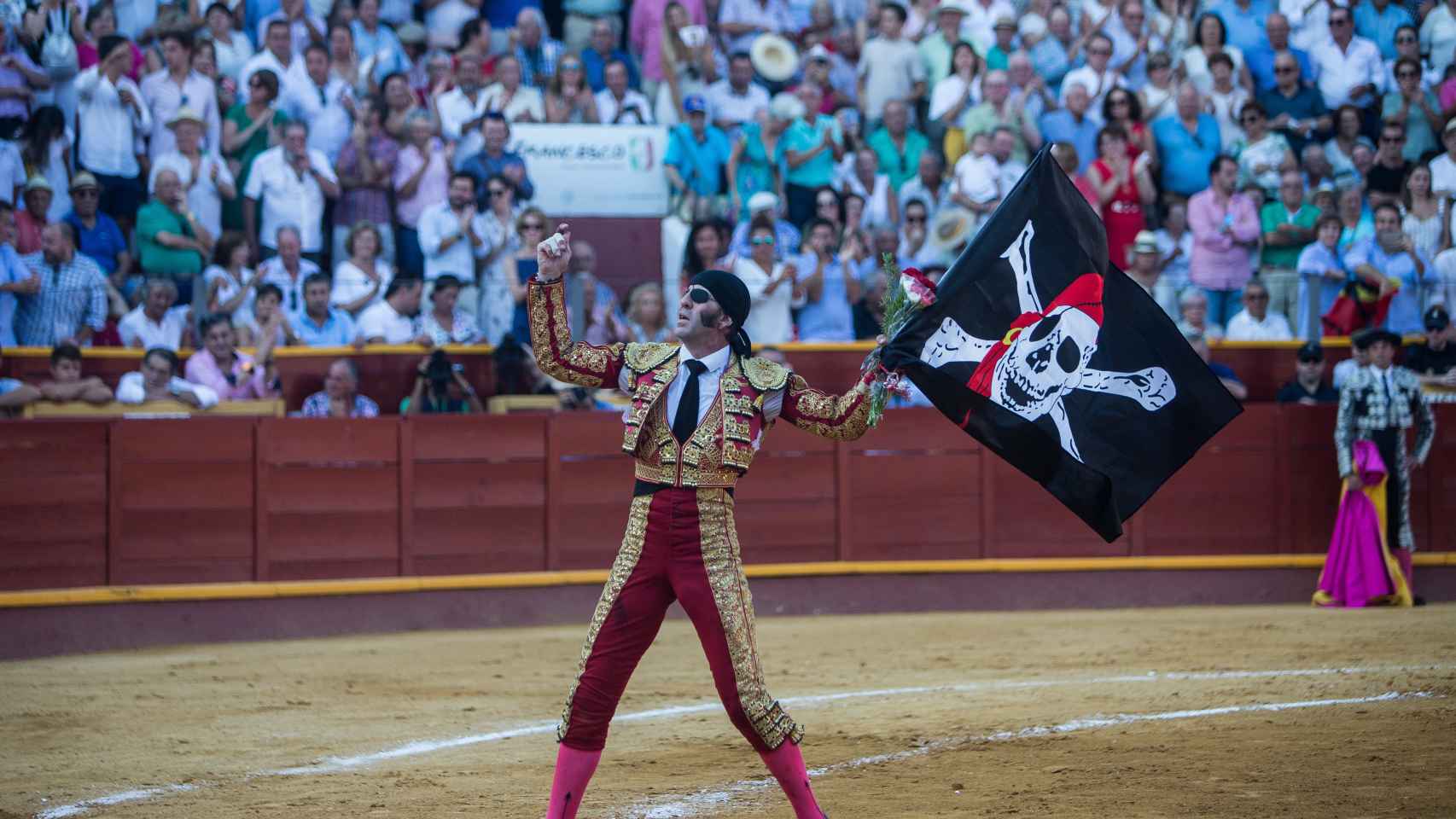 Padilla celebra las dos orejas del primer toro de la tarde con la bandera pirata.