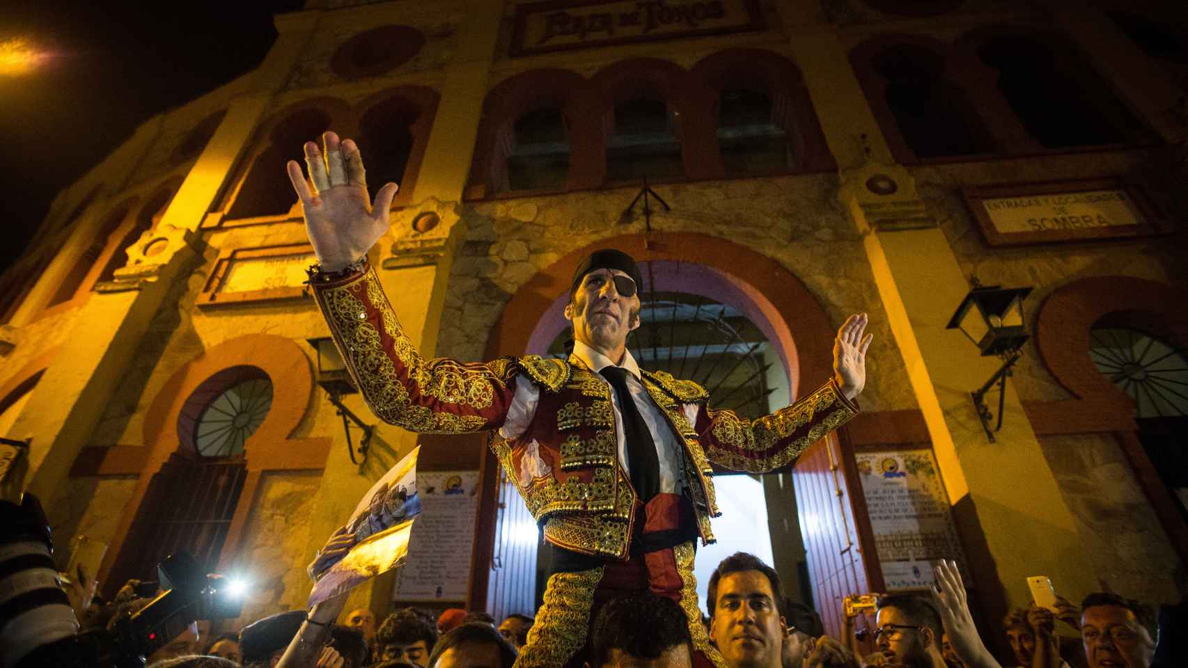 Juan Jose Padilla sale por la puerta grande de la plaza de El Pino, en Sanlúcar.