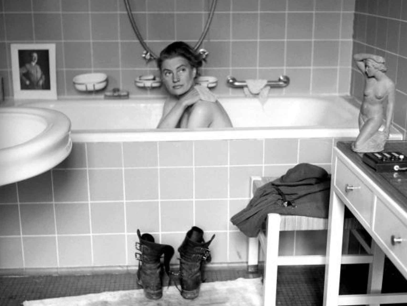 Miller dándose un baño en la residencia de Múnich de Hitler. David Scherman. Getty.