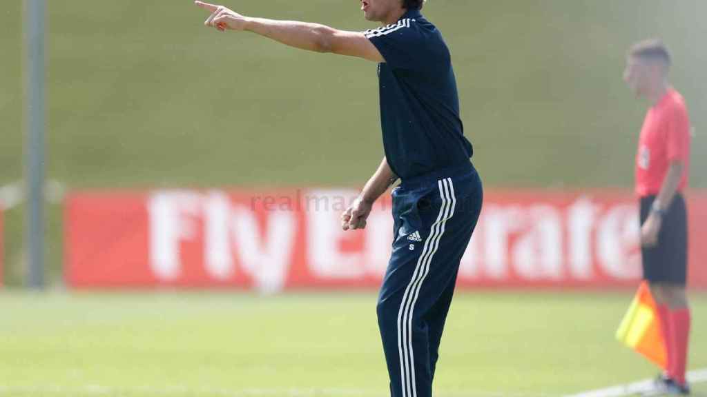 Santiago Solari dando instrucciones a su equipo.