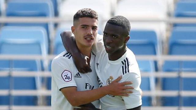 Vinicius abraza a Seoane