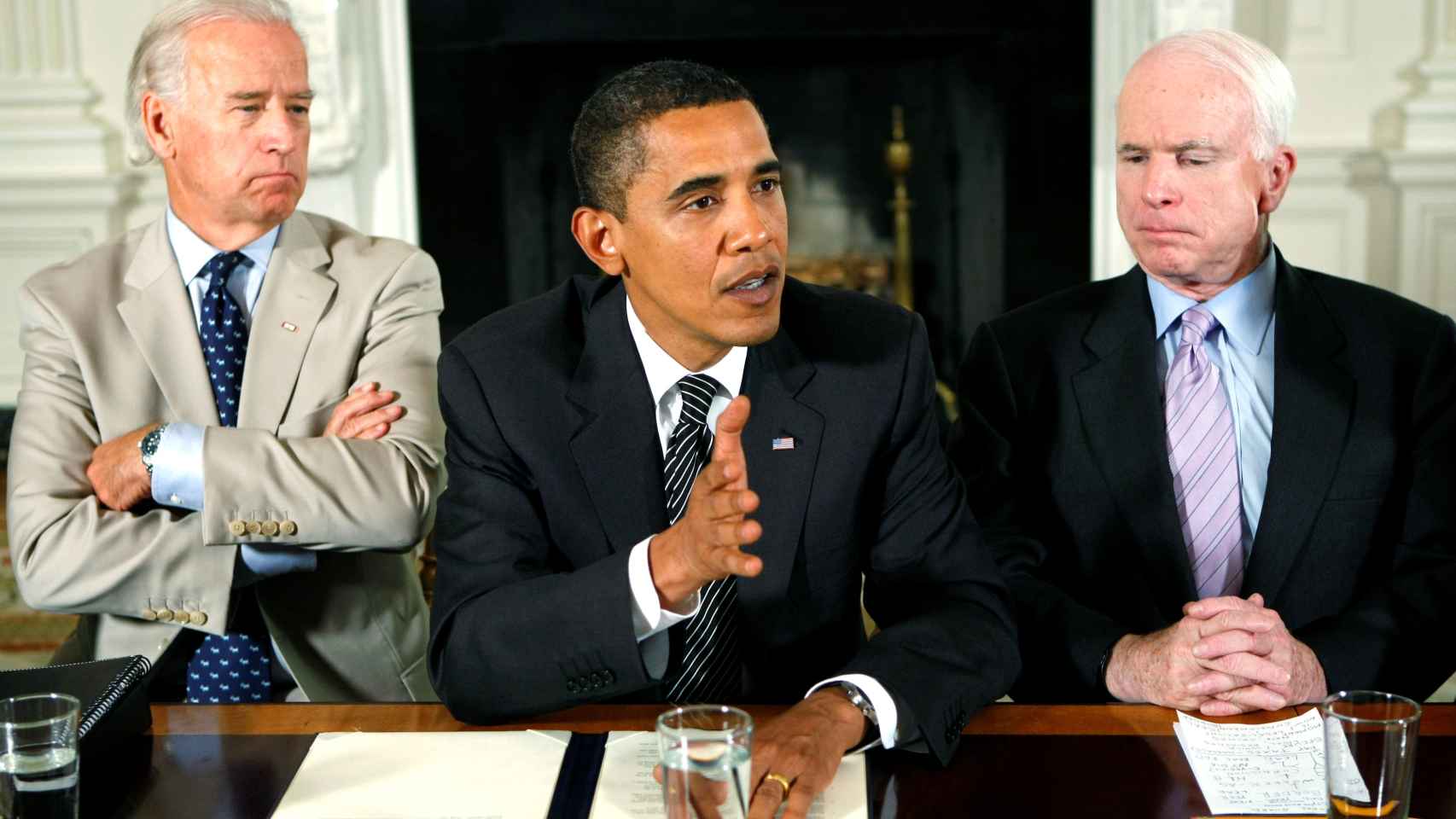 McCain (derecha), junto a Joe Biden (izq.) y Obama (centro).