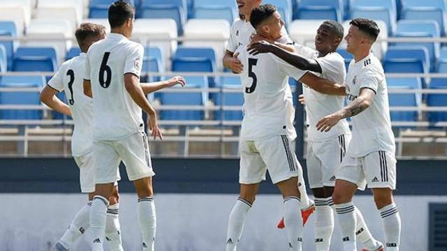 El Castilla celebra un gol en piña