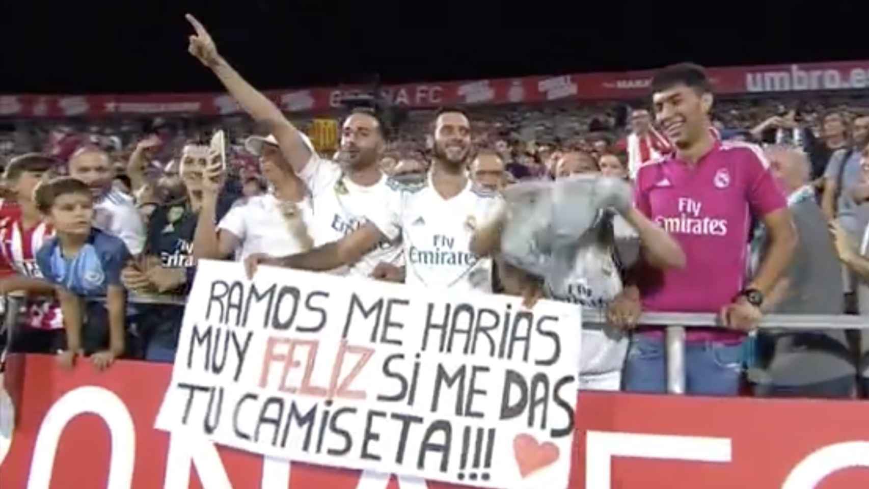 Sergio Ramos regala su camiseta a una fan en Girona