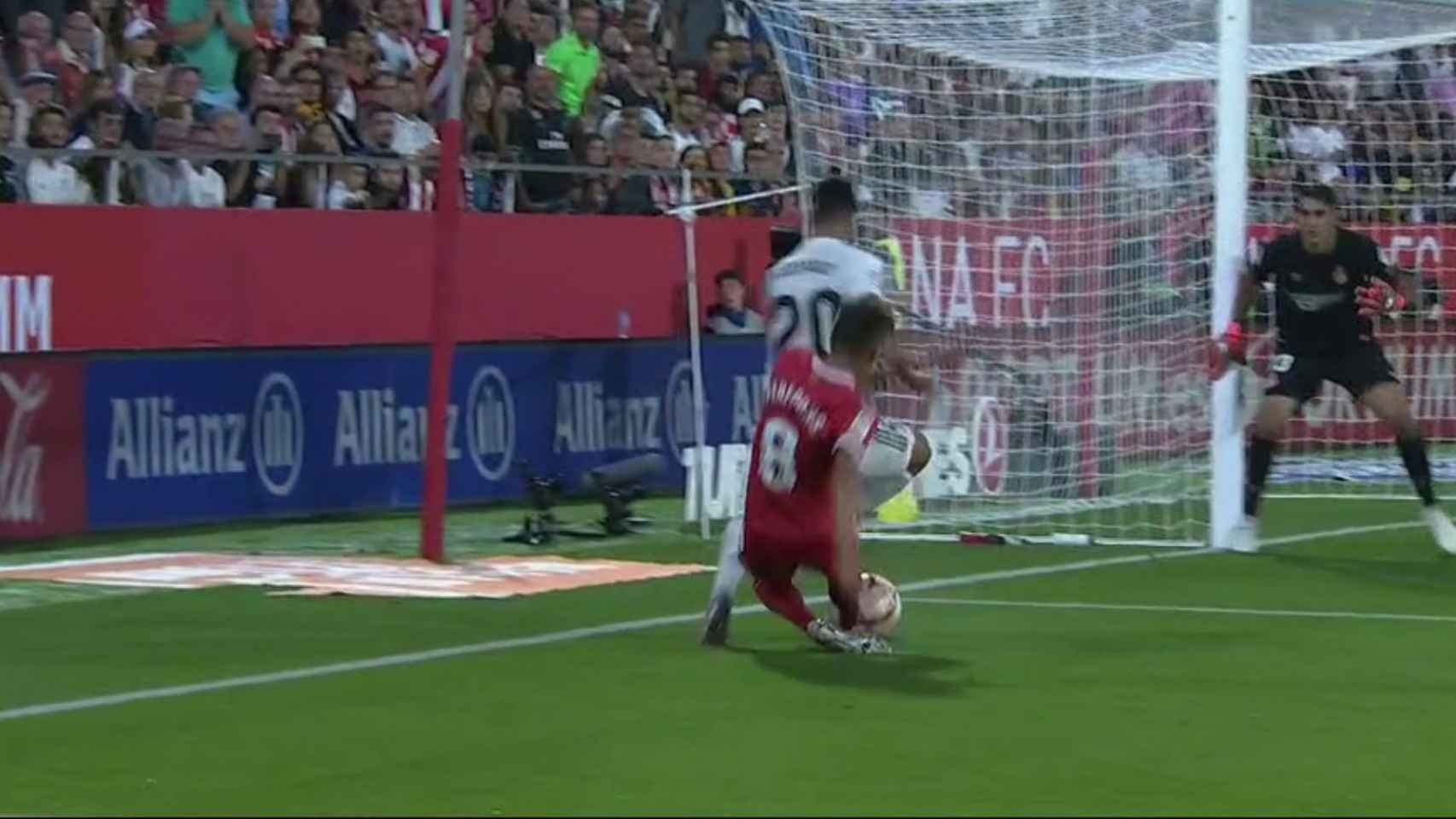 Segundo penalti del Girona sobre Marco Asensio