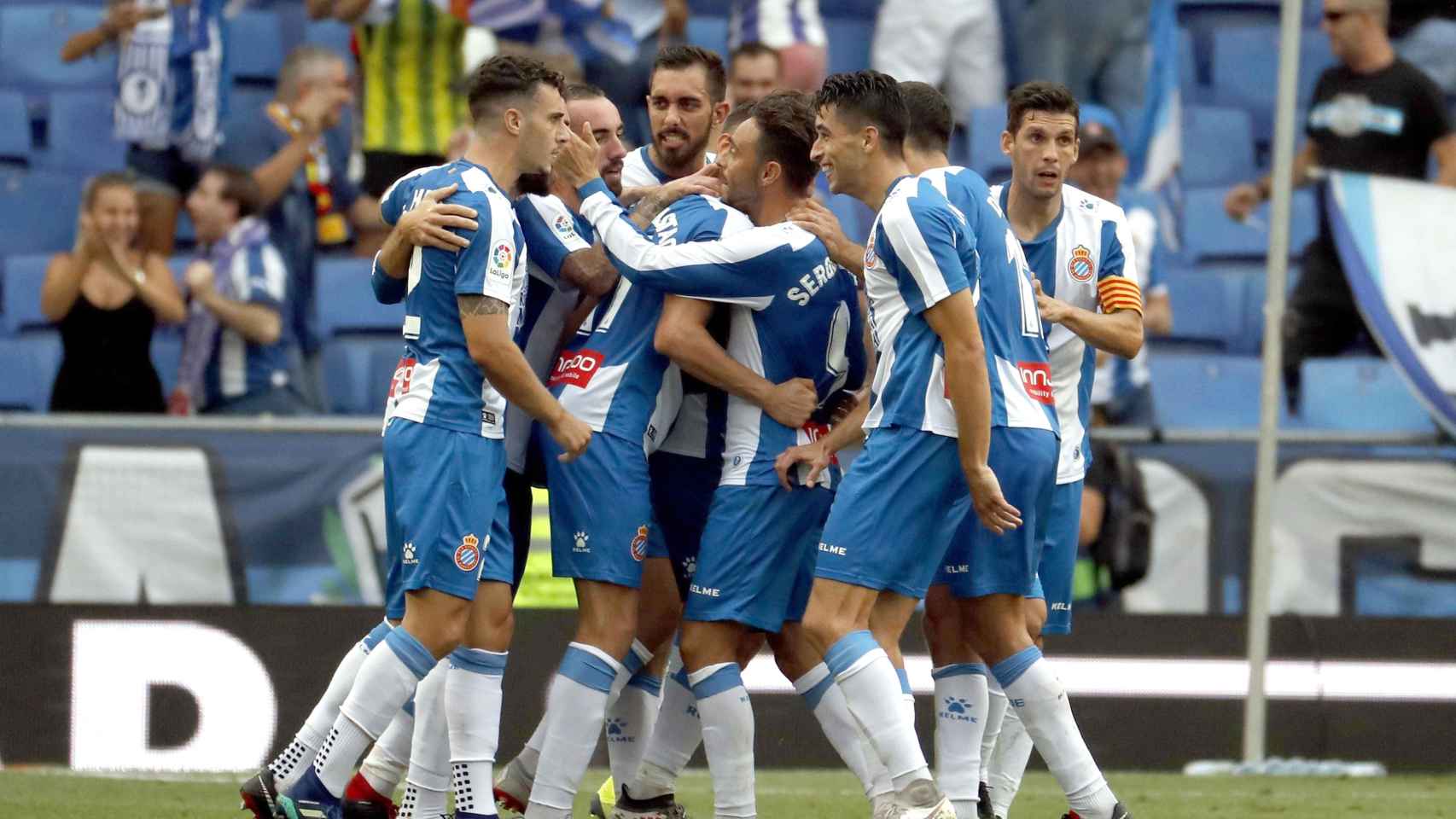 Los jugadores del Espanyol, tras celebrar el primer gol