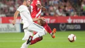 Nacho defiende un balón frente a un jugador del Girona