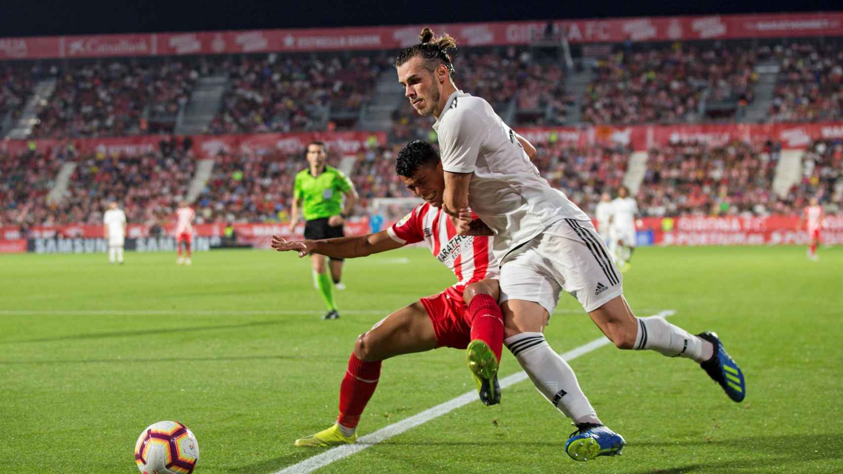 Gareth Bale pelea con balón con un jugador del Girona