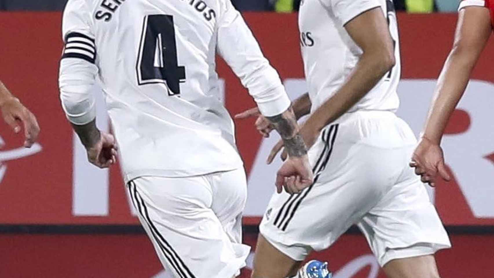 Sergio Ramos y Karim Benzema celebran el primer gol del francés en Girona