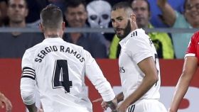 Sergio Ramos y Karim Benzema celebran el primer gol del francés en Girona