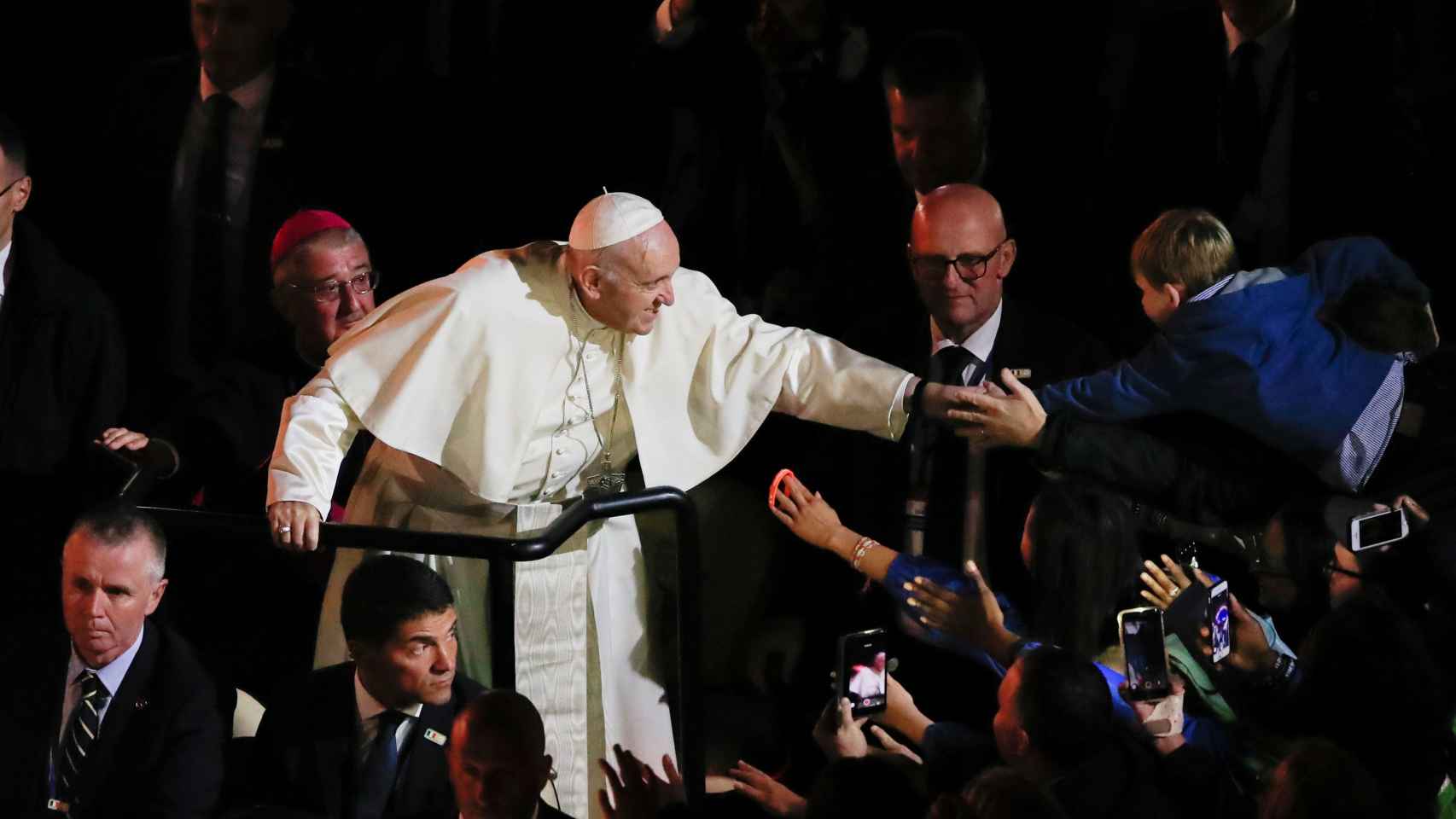 El papa Francisco saluda a un niño durante su vista a Irlanda