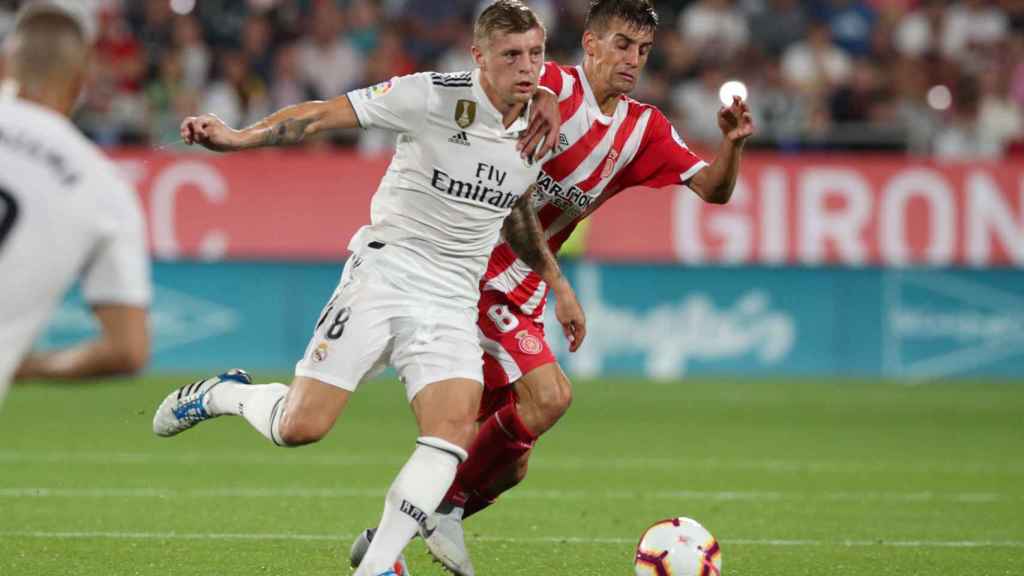 Kroos pelea contra un jugador del Girona por un balón