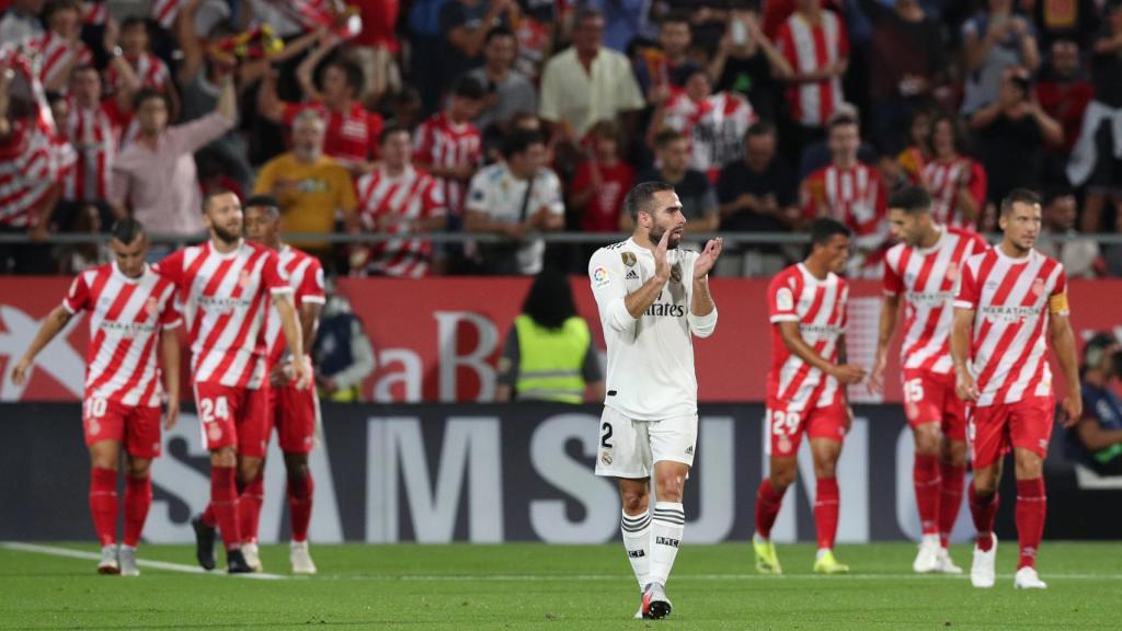 Carvajal anima a sus compañeros tras el gol del Girona