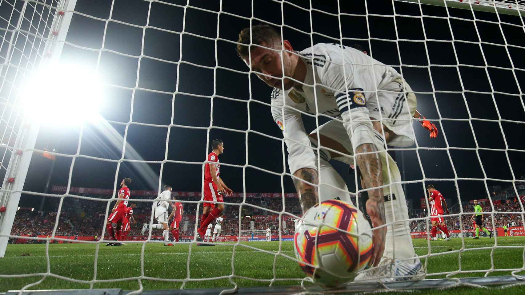 Sergio Ramos recoge el balón en la red tras marcar de penalti