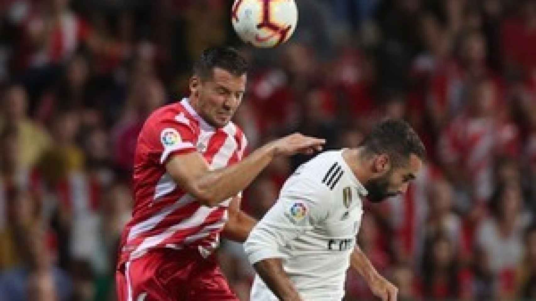 Carvajal disputa un balón aéreo con Álex Granell durante el Girona - Real Madrid