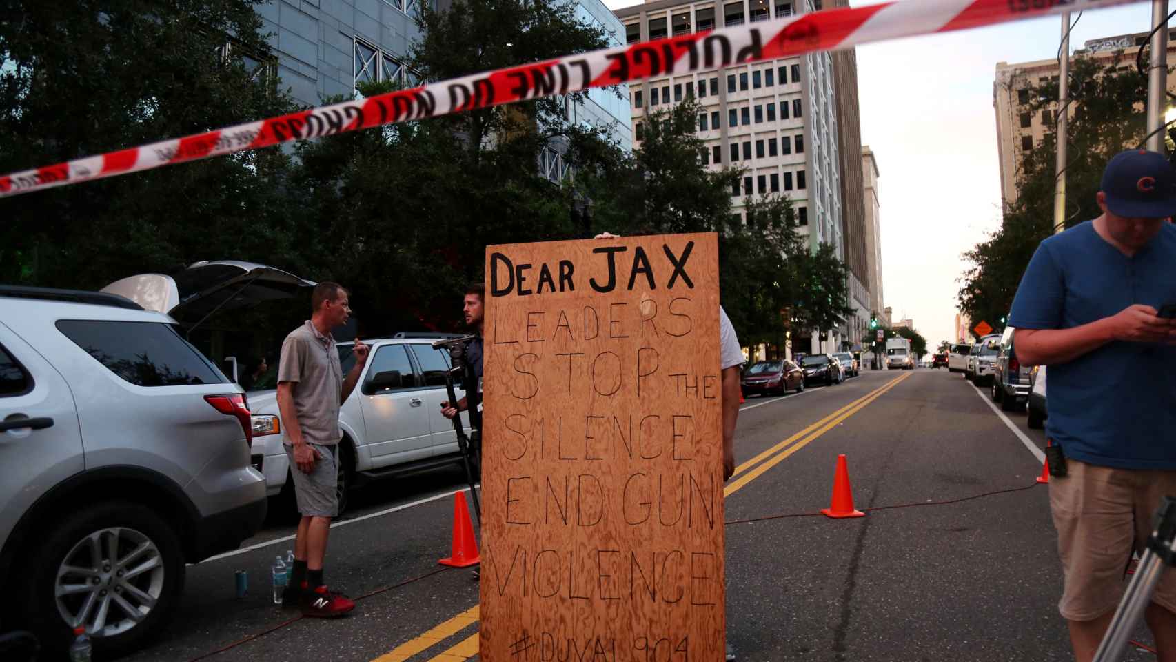 Un hombre sostiene un cartel a favor del control de armas tras el tiroteo de Jacksonville.