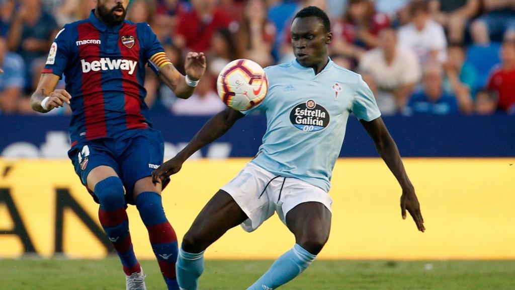 Morales y Sisto pugnan por el balón en el Levante - Celta de Vigo