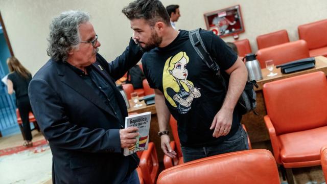 Rufián y Tardà, antes de comenzar la Diputación permanente.