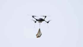 Un dron transportando mercancía.