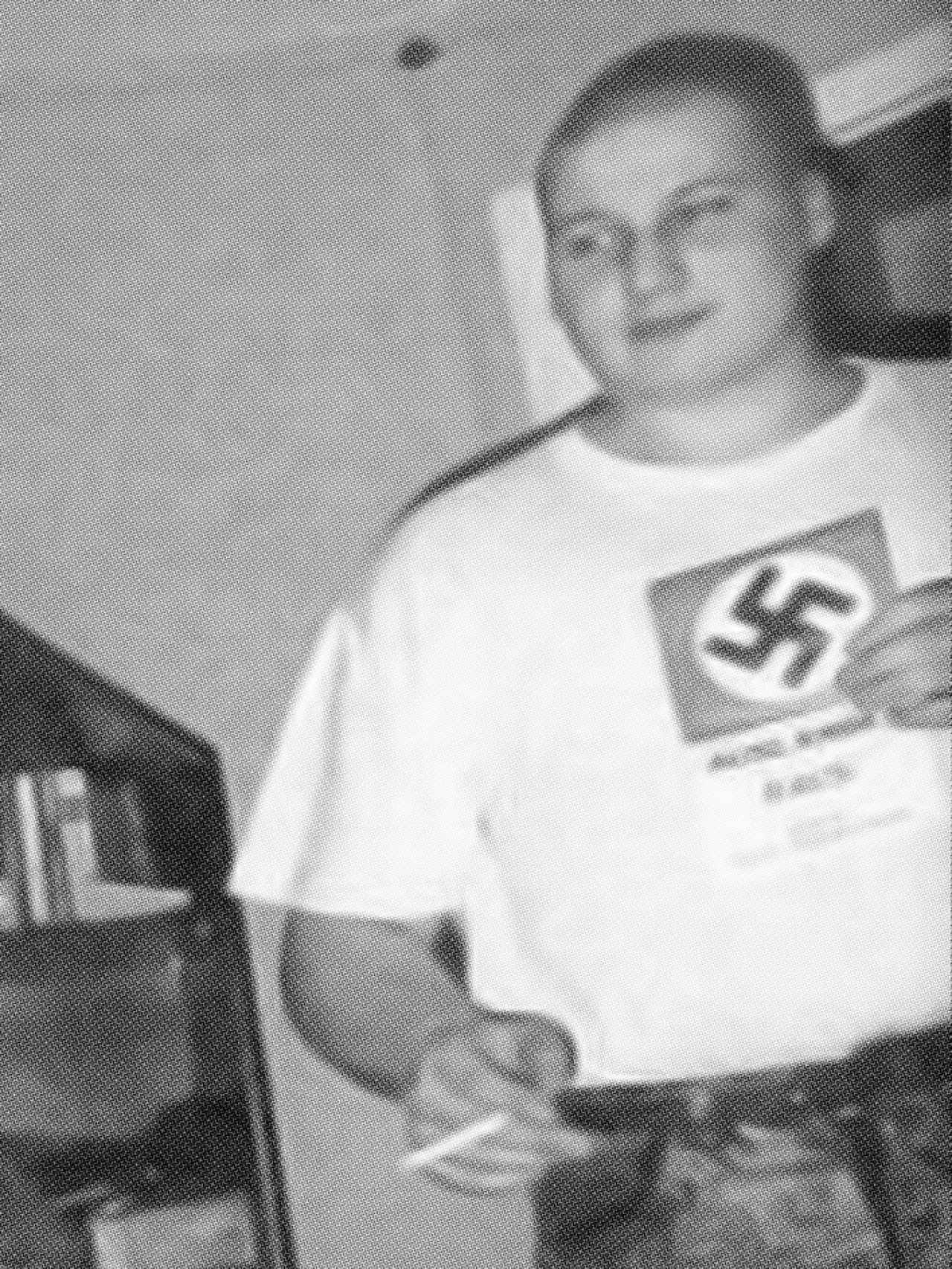 Schmidt, en una foto tomada en 1993, donde se le puede ver con una camiseta con una esvástica.