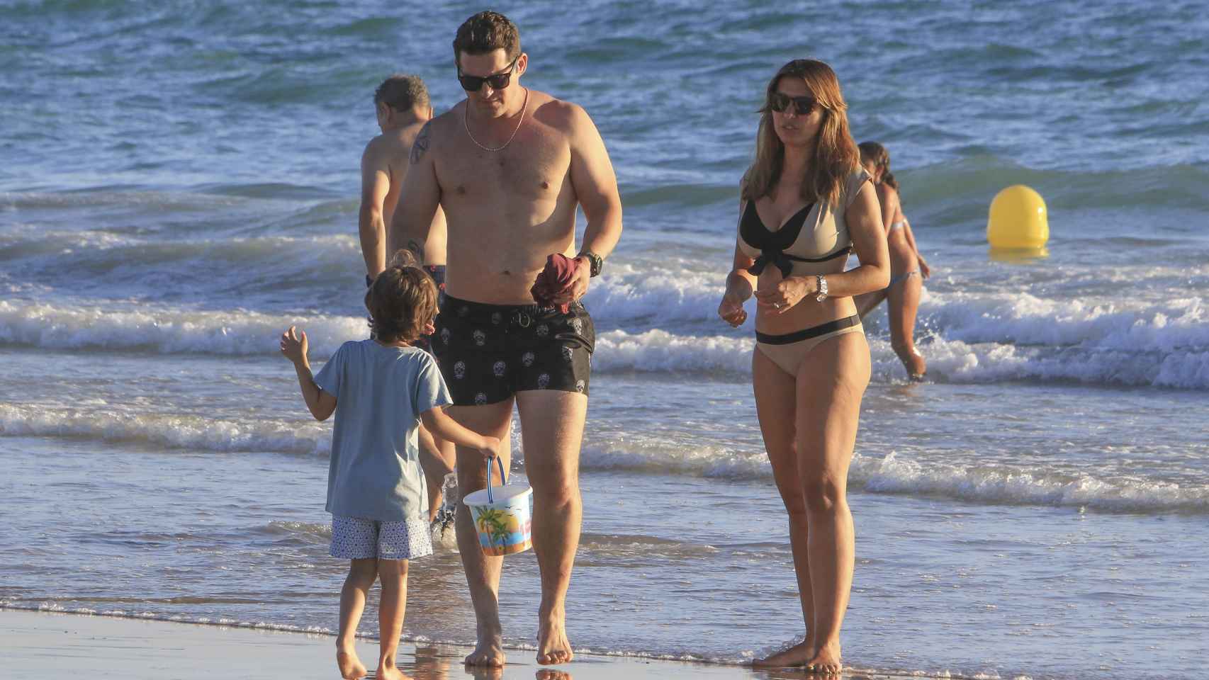 Manu Tenorio disfrutando de las playas de Cádiz junto a su familia días antes de sufrir el accidente.