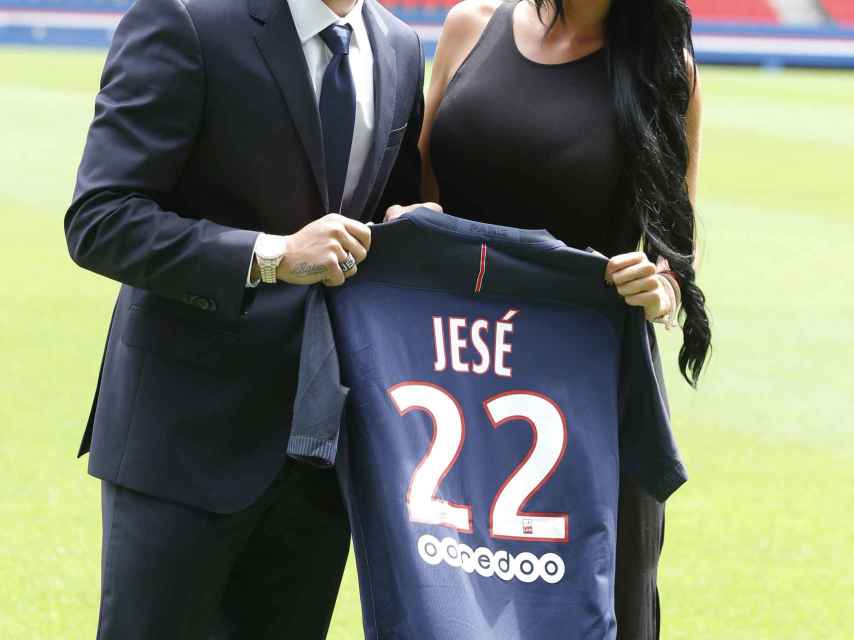 Aurah Ruiz y Jesé Rodríguez en la presentación del jugador en el París Saint-Germain F. C.