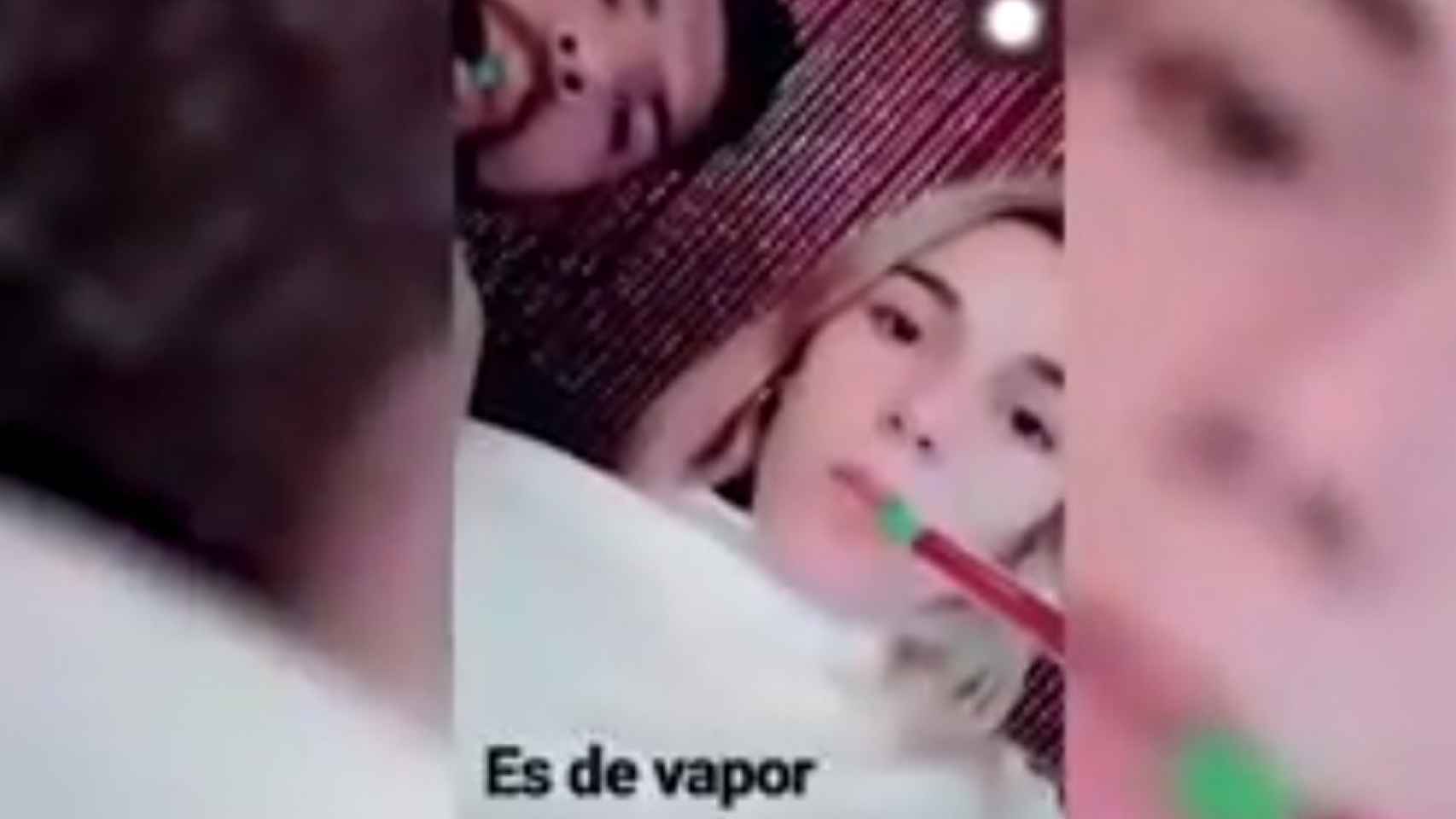 Kun Agüero fuma una pipa de agua con una modelo de 18 años