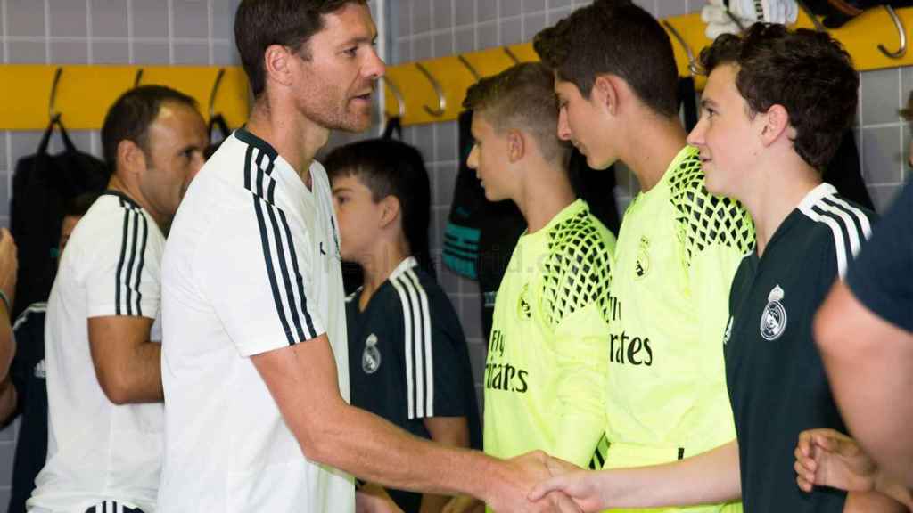 Xabi Alonso, con el Infantil A del Real Madrid