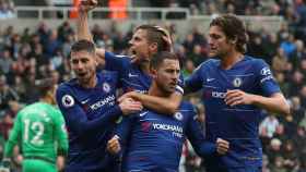 Hazard celebra un gol con sus compañeros del Chelsea