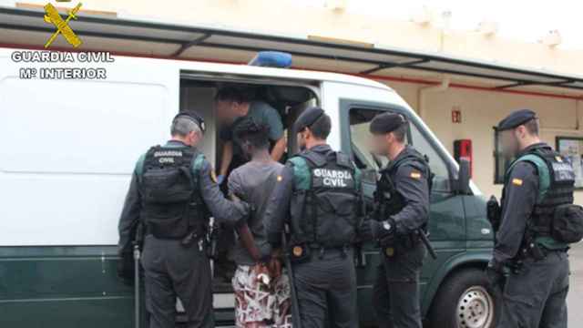 Detenidos 10 inmigrantes como organizadores del salto violento a la valla de Ceuta en julio