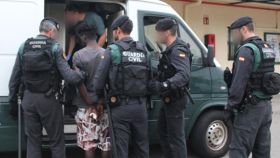La Guardia Civil arresta a uno de los inmigrantes que saltaron la valla de Ceuta en julio.