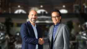 El presidente de Toyota, Shigeki Tomoyama, junto con el el máximo responsable de Uber, Dara Khosrowshahi.